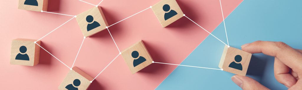 Wir müssen uns fragen, wie geistliche Gemeinschaft in naher Zukunft untereinander möglich ist. Der Autor des Hebräerbriefs schreibt: „und lasst uns aufeinander achtgeben, damit wir uns gegenseitig anspornen zur Liebe und zu guten Werken, indem wir unsere eigene Versammlung nicht verlassen, wie es einige zu tun pflegen, sondern einander ermahnen, und das umso mehr, als ihr den Tag herannahen seht!“ (1) Wie aber können wir diese Verse aus Hebräer 10,24-25 momentan anwenden?